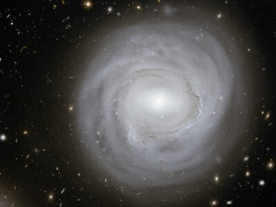 螺旋形的NGC4921星云