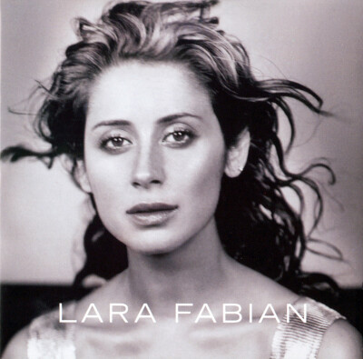 Lara Fabian 的第一张专辑《Lara Fabian》，单曲《Le jour ou tu partiras》、《Les murs》、《Qui pense a l'amour》的成功使得 Lara Fabian 通过电台有了一定的知名度。