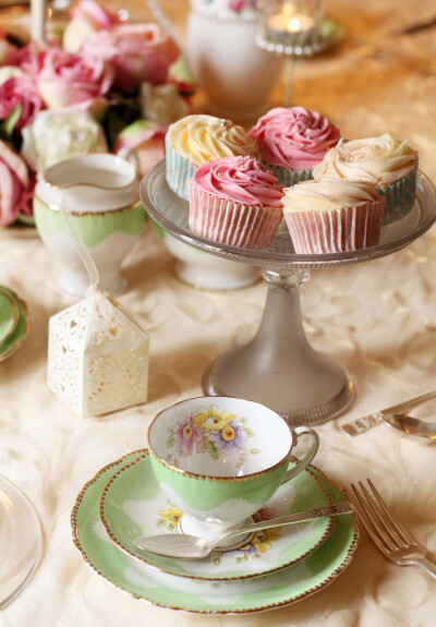 By SaddleWorthShindings-题目：Cupcakes & Vintage Crockery