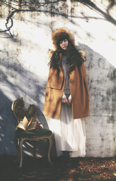 By ShezStyle，2011年冬季，毛呢斗篷式大衣和白色纱裙。