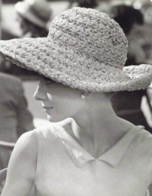 　由于赫本在银幕上的形象，广大观众十分喜爱她。在她声誉鼎盛的五、六十年代，世界各地的影迷把她奉为“银幕女神”，对她的名作百看不厌。