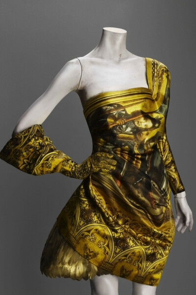 Alexander McQueen限定礼服。油画中的英国女王的质感。