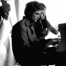 圣诞节却不是很开心。。。但是一看到Robsten我就感觉生活还是很美好的~不管是EB还是Robsten都能让我感到幸福~就这样幸福下去吧forever！Rob对k就是有用不完的宠溺哈哈，就爱他们之间的互动他们的小动作哇咔咔