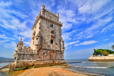 贝伦塔现在已经被联合国教科文组织评为世界文化遗产，成为了里斯本的一个标志。它矗立于特茹河北岸，是贝伦岸边两座名塔之一。此塔不仅是见证葡萄牙曾经辉煌的历史遗迹，也是里斯本最上游客镜头的一个风景点。