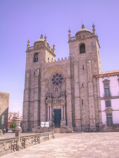 波尔图大教堂(Porto Cathedral /Se Catedral)又译为波特大教堂，位于Terreiro de Se小山丘上，原建于12世纪，后于17、18 世纪修建正殿及其它部份。教堂为哥德式及巴洛克式的混合建筑，正面的玫瑰窗和祭坛右侧的回廊…