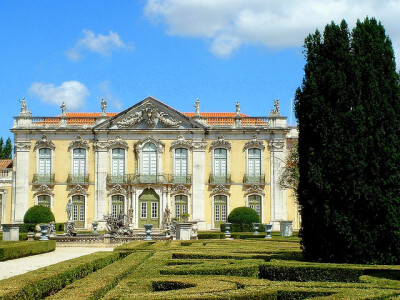 奎露兹皇宫也称奎露兹国家皇宫，是欧洲最伟大的洛可可式建筑之一。这座皇宫曾经是彼得罗二世国王的宅邸，后来才被扩建成为一座壮丽的宫殿。这座宫殿起初的规模不大，但经常被誉为是葡萄牙的凡尔赛宫。