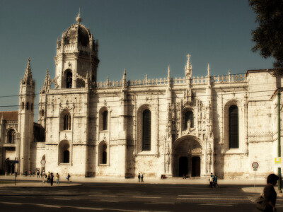 哲罗姆派修道院位于葡萄牙城市里斯本的贝伦区，是葡萄牙最著名的建筑之一，也可以说是在里斯本最为突出的古迹，在曼努埃尔式建筑中最为成功的一例。1983年时，该建筑与附近的贝伦塔一起被联合国教科文组织列为世界文…