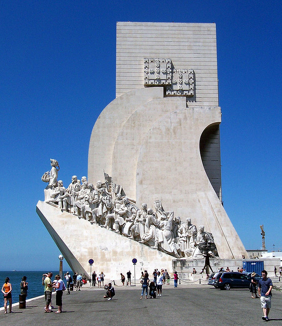 航海纪念碑(Padrao dos Descobrimentos)建于1960年，为纪念航海王子亨利逝世500年而建。纪念碑的外形像一艘大帆船，刻有多个雕像，船头站立的是亨利，后为发现欧洲至印度航线的加玛，其他是随同出发的航海家、葡萄牙历史上的名将、传教士和科学家等。