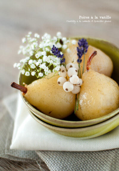 Poires pochées à la vanille & chantilly à la cannelle.用梨做的甜点。