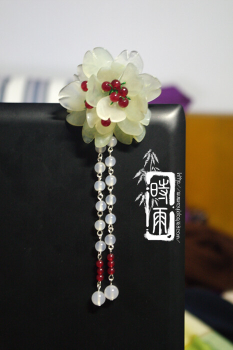 【金缕曲】作品【碧桃】http://item.taobao.com/item.htm?id=15011948015，岫玉花瓣，玉髓做蕊，白玛瑙用以作流苏