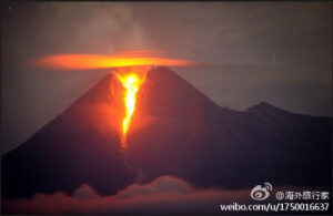 熔岩喷涌而出 好像 山都裂开了