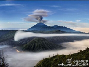 人类长久以来就对火山充满好奇，在很多文化的神话传说中，火山都占有一席之地。用镜头记录下火山令人敬畏的力量绝非一项容易的任务，拍摄过程危险重重，需要摄影师具备出色的胆识和勇气。照片展示的塞莫火山是印度尼西亚爪哇岛海拔最高的火山，四周被婆罗摩火山、巴托克火山等较小的火山环绕。