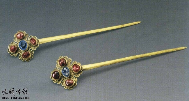 明 嵌宝石花瓣纹金簪一对北京海淀区青龙桥董四墓村明墓出土.长19.