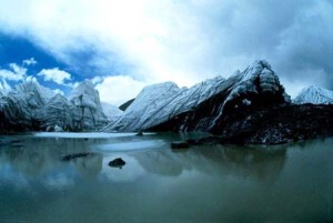 中国盐湖城格尔木雪景。