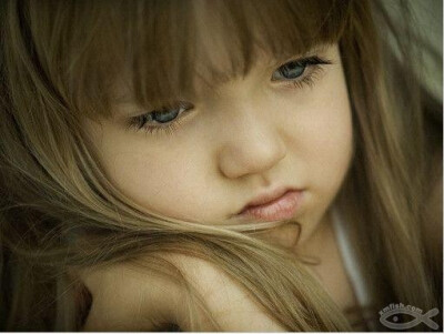 我不是在忧愁什么，我不懂忧愁，我只是有点惦记我那盒巧克力放哪了，等我找到，一定会有最阳光的笑~