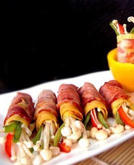 孜然培根豆皮卷：原料：培根1袋（220克）、豆皮（千张）1张、红椒半个、豆角4条、金针菇4两、孜然粉、香茅粉、盐、油。豆皮、豆角、金针菇、红椒洗净，豆角、红椒切成丝待用；锅下水烧开后，放入少量盐，然后把豆皮、豆角和红椒放入焯水（豆角焯水的时间要长一些）； 然后把焯过水的菜过冷河；沥干水份待用； 把豆皮切成和培根相同的大小； 培根中间切开分成两段；把豆皮放在培根上面，再放上金针菇、红椒和豆角； 撒上少量的香茅粉（口味重的可撒入少量的盐）； 卷起接口处用牙签固定；