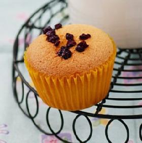 蓝莓海绵蛋糕：原料：鸡蛋5个、低粉100克、牛奶30克、玉米油30克、白砂糖50克、蓝莓干30克。（此份量可做一个8寸圆模）做法：1、鸡蛋5个加入白糖放盆里，坐在一个有温水的容器里打发；2、打至原来的五倍左右大，表面基本上没有气泡，光滑细腻。3、倒入过筛好的面粉，搅拌均匀；4、油和水混合好。放入一部份蛋糊混合均匀，再放回原来的蛋糊中混合均匀；5、倒入模具中；6、表面洒上蓝莓干；　烤箱175度预热，上下火中层30分钟左右.