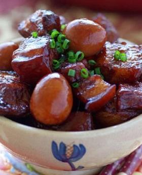 富贵红烧肉：原料：主料：五花肉300g、鹌鹑蛋10个。  富贵红烧肉配料：姜1块、葱1截、八角2个、香叶2片。调料：红烧酱油2大勺、糖1小勺。准备：五花肉洗净、切块，鹌鹑蛋煮熟、剥皮，姜切片，葱切段；做法1、锅烧热，加少许油，油热后放入五花肉；2、煸炒至五花肉变色，加入红烧酱油；3、翻炒均匀，加入糖；炒至糖融化，且均匀包裹肉块；4、将炒好的五花肉倒入炖锅，加水没过肉；5、大火烧开，放入葱、姜、八角和香叶，转小火炖半小时；6、放入鹌鹑蛋，继续炖10分钟左右，大火收汁即可。