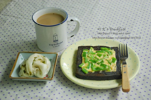 锅煮奶茶+葱花画卷+青椒芝士竹炭土司