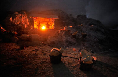 一名矿工的小屋就在卡瓦夷真火山坑内。