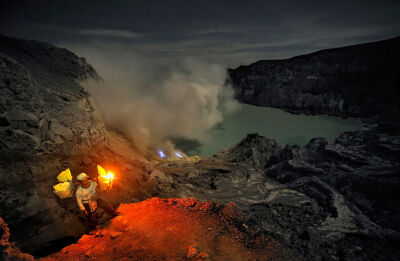 回望火山内的采矿点、燃烧的硫磺、酸湖和月光下的火山坑壁。