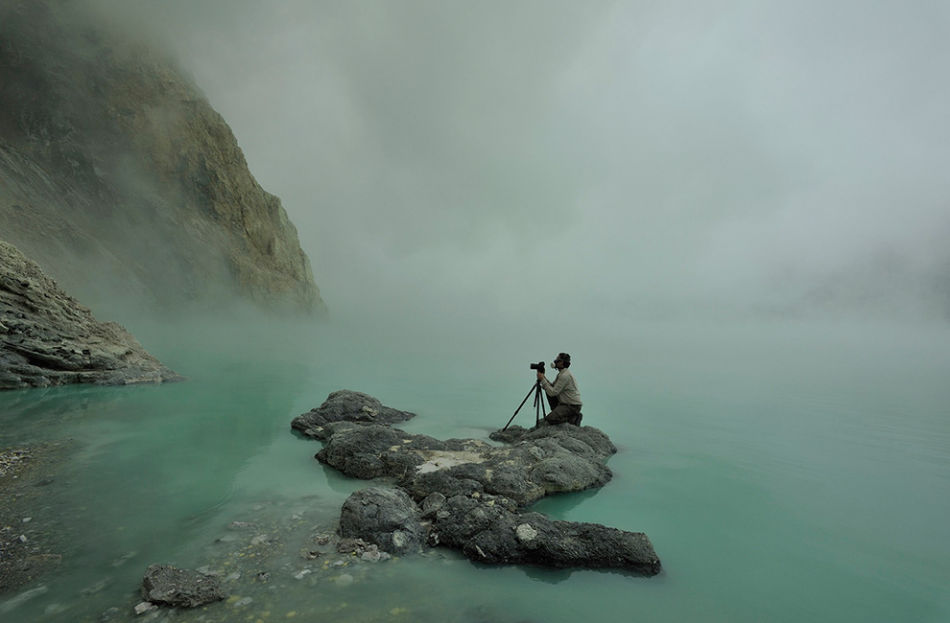 摄影师奥利维尔·格林勒华特跪在卡瓦夷真火山露出酸湖的小岩石上拍照。他说“感觉就好像在另一个星球上。”在这个火山坑恶劣的环境里，他丢了一部相机，两个镜头。拍摄结束后，他把所有的衣服扔进了垃圾堆，因为硫磺的味道太强烈，洗不掉了。