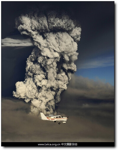 Saturday, May 21, 2011一架飞机飞过由格理姆火山爆发引起的烟雾。摄影师：Olafur Sigurjonsson