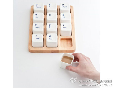 来自上海E Square设计室的小键盘咖啡杯（Keyboard Coffee Cups），一个木托盘，拖上12个咖啡杯，每一个都是有 个ID的，朋友多了就不会拿错杯子了。