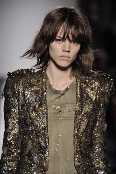 freja on the runway