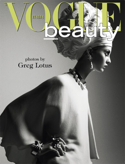 《Vogue》Italia 2011年12月刊封面,《Paper Nights》.