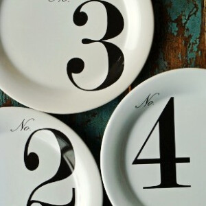 在北欧家具中，“风格即生活”的理念无处不在。实用的功能、严谨的结构、朴实的气质，考虑周到且优雅别致，它与生俱来拥有一种自然融入每个家庭的魅力。在设计上，不使用雕花、纹饰，你找不到艳俗的影子。http://item.taobao.com/item.htm?spm=1103ScQg.1-4rQRp.3-3vnz3N&id=14035163682