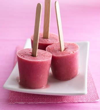 By BettyCrockerRecipes-题目：Strawberry-Peach Pops夏日里自制的草莓小冰棍儿~