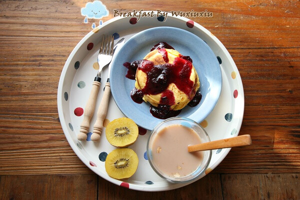 pancake with 蓝莓酱+麦片奶茶+迷猴逃~