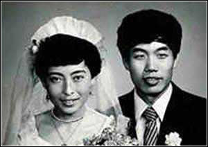  80年代的人终于又穿上了婚纱和西服。