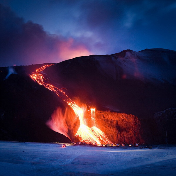 一组震撼的火山爆发的瞬间摄影作品...