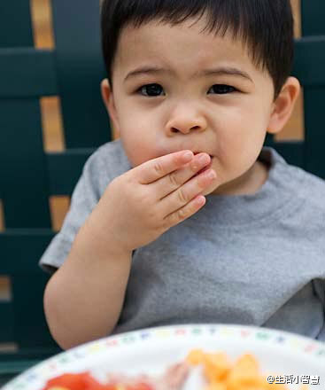 【饿肚子时七种食物不能吃】1.柿子，易形成胃结石；2.香蕉，破坏血液中的镁钙(钙食品)平衡；3.牛奶，起不到营养滋补作用；4.豆浆，起不到营养滋补作用；5.白薯，引起烧心；6.桔子，使胃胀满、嗳气、吐酸水；7.糖，破…