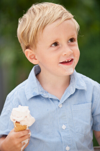 当他们遇上美味时.......哇 斯文小帅哥吃icecream