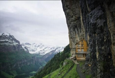 瑞士– 依本立Ebenalp, Switzerland：那个黄色小房子是一个餐厅喔！