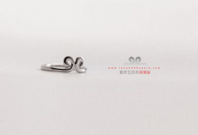 爱你五百年紧箍咒指环来自香港设计师李剑叶，铂金镀层本色出演，纪念你我的纯真年代。