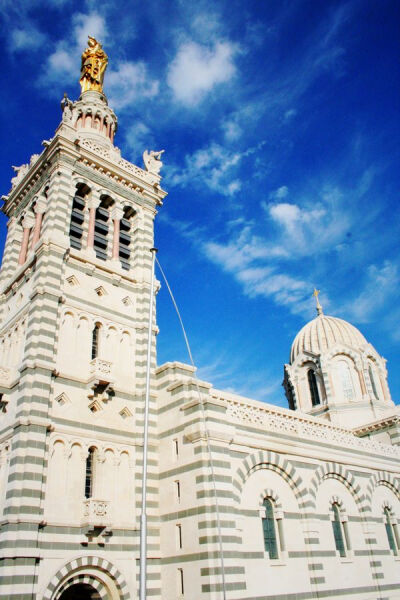 马赛最高处的圣母加德大教堂是马赛的象征。