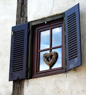 auxerre位于法国酒乡勃艮第区这个窗户很有创意