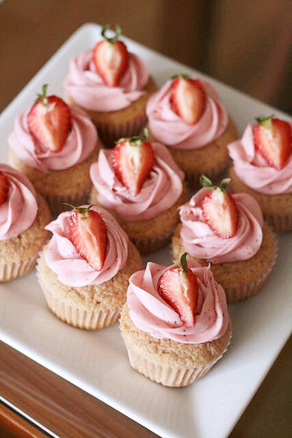 粉色草莓杯子蛋糕