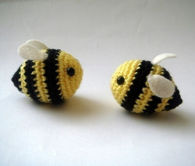 两只小蜜蜂。。