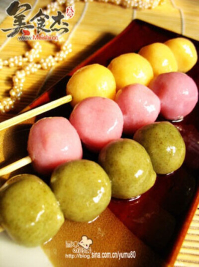 用嫩豆腐来代替水揉面。没有色素，就用了家里有的果珍系列，外加了些绿茶粉，正好三种颜色，煮熟后串成串，再淋上蜂蜜，口感清甜，有嚼劲，还伴有果珍的香味，豆腐味没吃出来