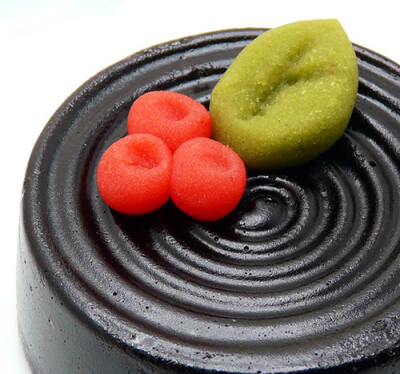 求肥 从前叫牛皮，因求肥似乳牛白色外皮。白玉粉为原料，加糖后加热搅拌类似麻糬，有花菱琶饼、核桃饼。