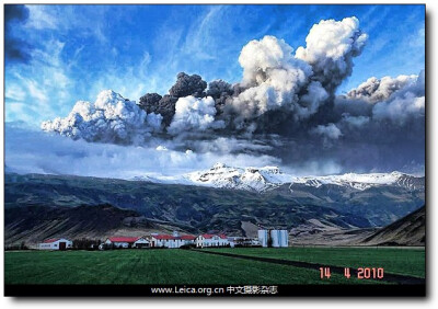 Wednesday, April 14, 2010Eyjafjallajökull火山爆发产生的火山灰蔓延整个欧洲上空，由于担忧火山灰损伤飞机零件，至少100条欧美航线暂停运营。这张照片的拍摄者是当地一名农夫。