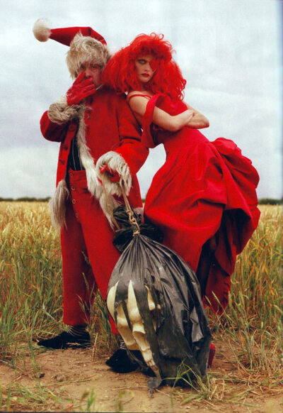 英国时尚摄影师蒂姆·沃克（ Tim Walker ）拍摄的一组作品。模特身着 Chanel和Alexander McQueen 的衣服，造型带有一股阴郁的哥特风格。是否感觉很“剪刀手爱德华”？确实，导演蒂姆·伯顿（Tim Burton）参与了这组片…