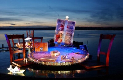 如果你第一眼觉得这是海上餐桌，恭喜你：答错了！这是个水上歌剧院。