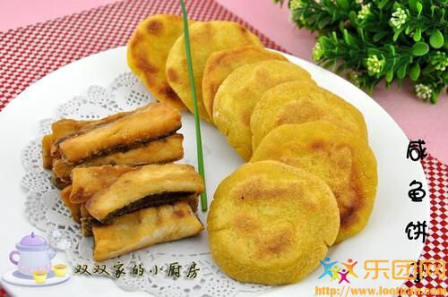 大连：咸鱼饼子 咸鱼饼子从当地农村流入城市，现在所有小馆子大饭店都吃得上。鱼是秋天的海鱼，有棒鱼也有黄花，巴掌长，放了姜葱盐腌，腌好了用油煎的焦黄。饼子是陈年的苞谷面掺了豆面白面发的。把锅烧上水，饼子贴在锅四周，想吃啊？等着熟吧！