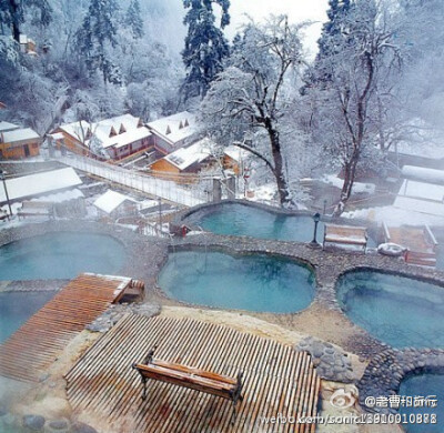 四川海螺沟，冬天感觉很宁静，一边飘雪，一边温泉。